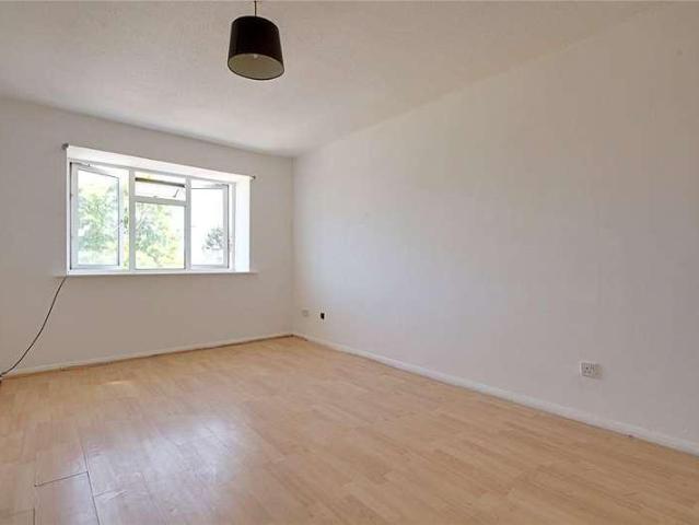 Flat for sale in Ponders End, Greater London