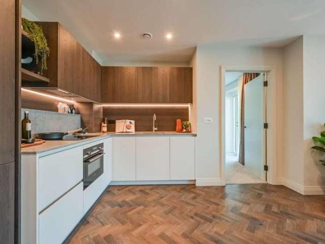 Flat for sale in E16, London