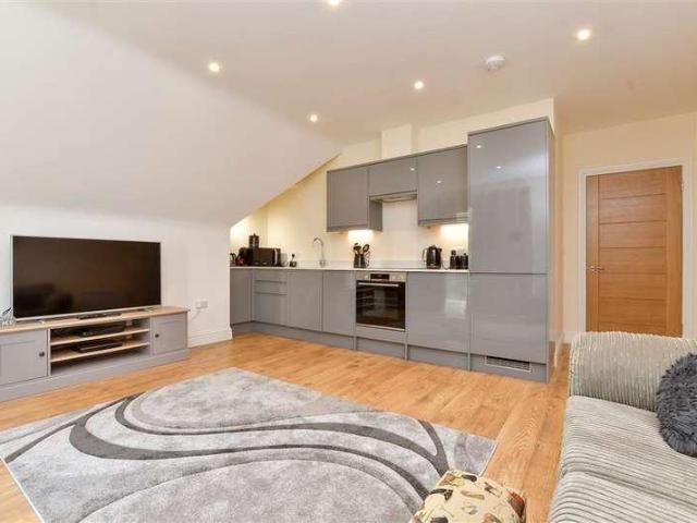 Flat for sale in Kenley, Kenley