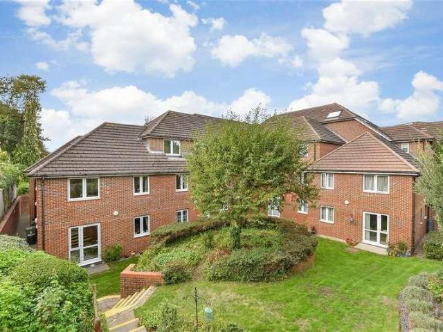 Flat for sale in Carshalton Beeches, Greater London