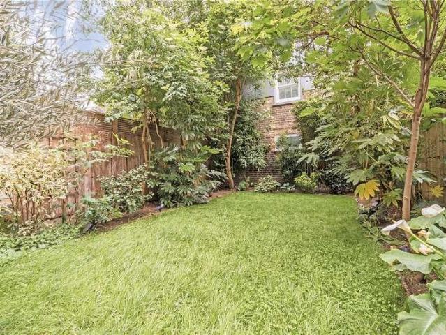 Flat for sale in Maida Vale, Greater London