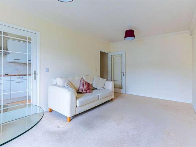 Flat for sale in Shootersway, Dacorum