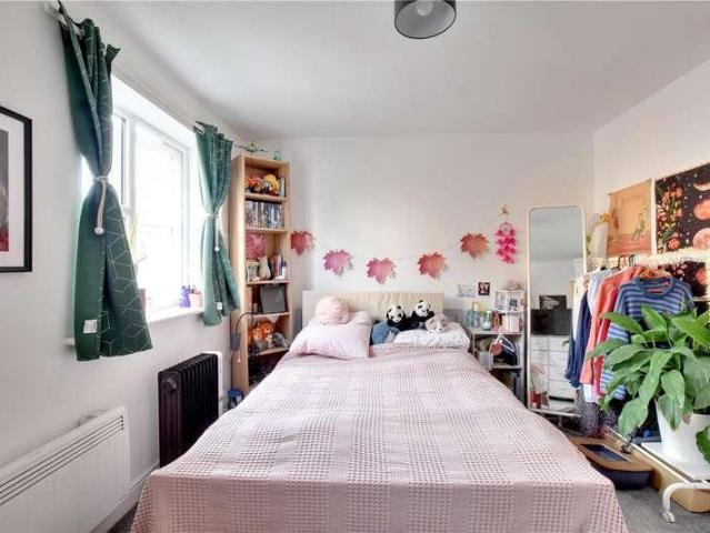 Flat for sale in London Borough of Lewisham, Ladywell