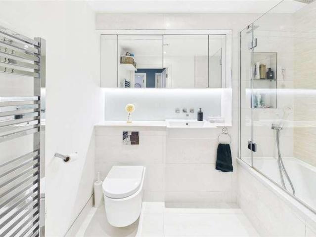 Flat for sale in Streatham Hill, Greater London