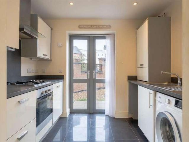 Flat for sale in Upton