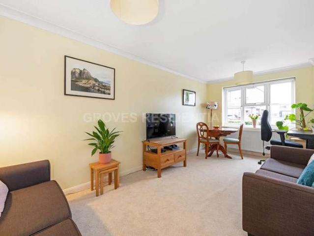 Flat for sale in New Malden, Greater London