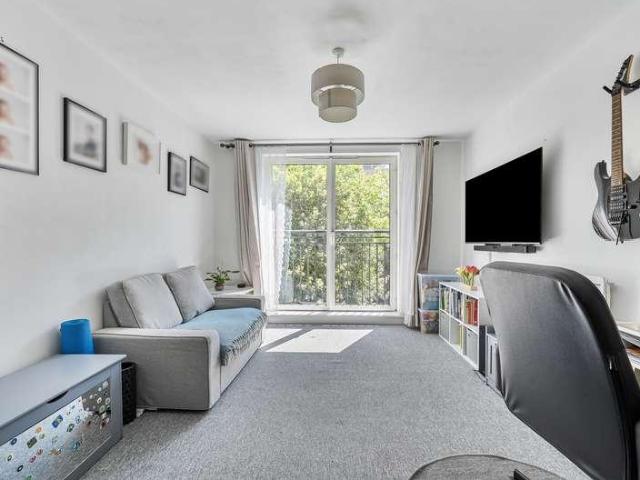 Flat for sale in Bromley-by-Bow, Bow