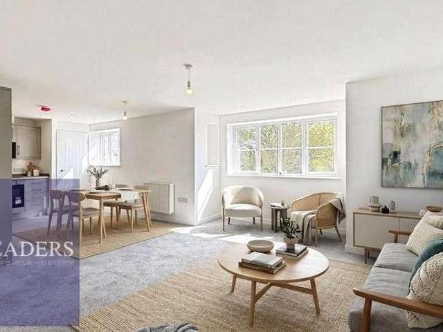 Flat for sale in Chipping Hill, Essex