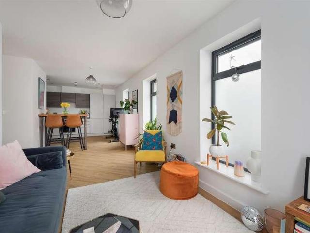 Flat for sale in The Bridge, Kent