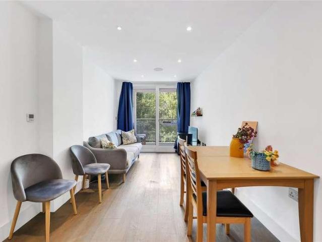 Flat for sale in Hoxton, Greater London
