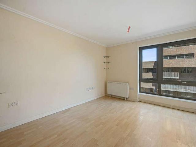 Flat for sale in London Borough of Ealing, Park Royal