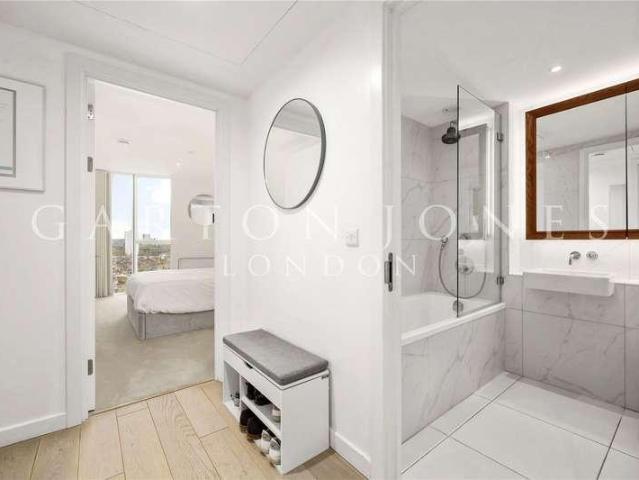 Flat for sale in Vauxhall, Greater London