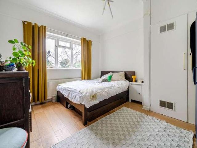 Flat for sale in Charlotteville, Guildford