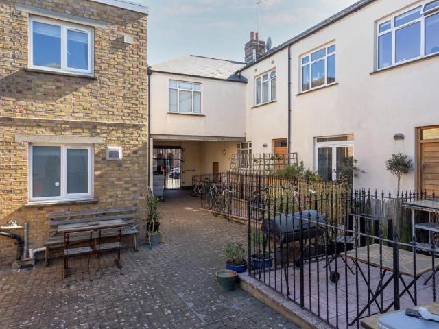 Flat for sale in Shacklewell, Greater London