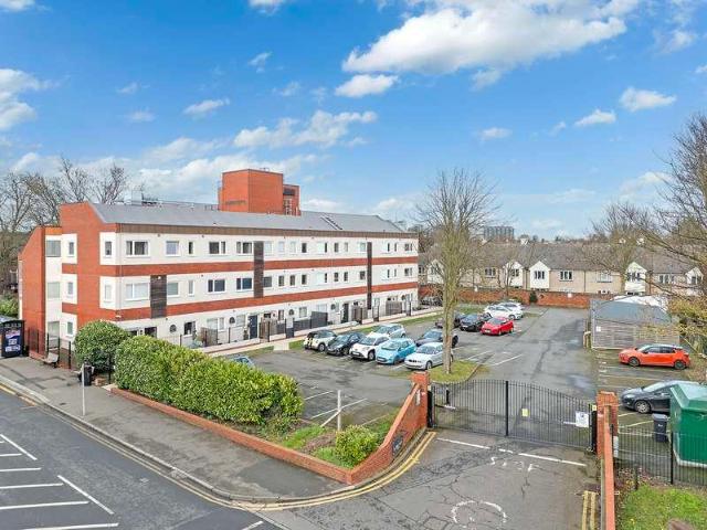 Flat for sale in Chipping Hill, Essex