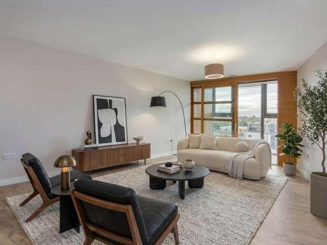 Flat for sale in Battersea, Greater London