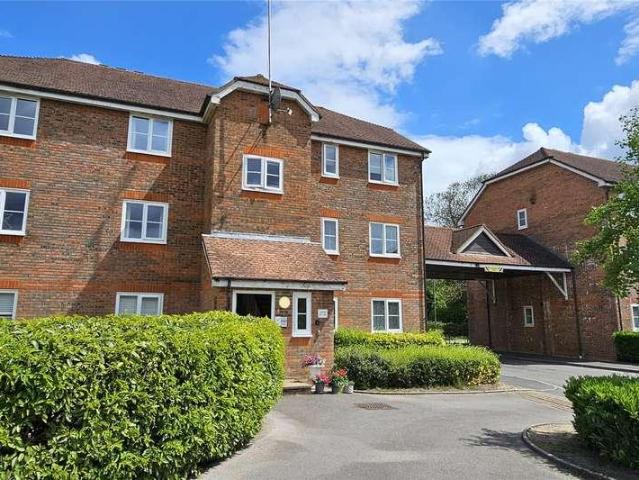 Flat for sale in Fole, Surrey