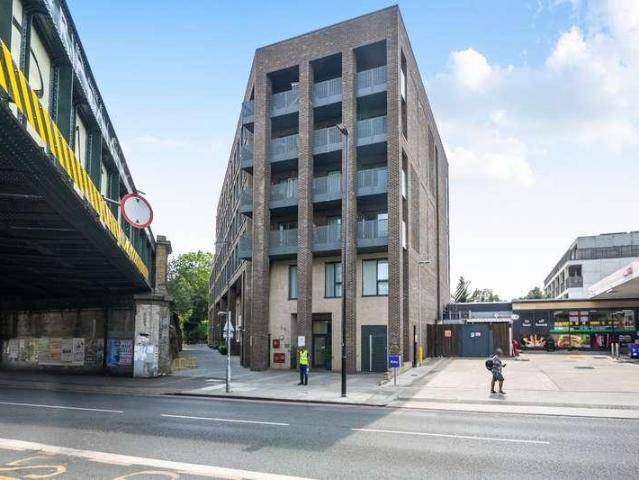 Flat for sale in London Borough of Lewisham, Ladywell