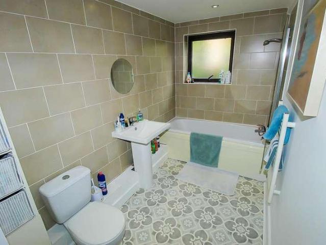 Flat for sale in Belle Isle, West Yorkshire