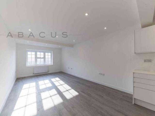 Flat for sale in Elstree and Borehamwood, Borehamwood