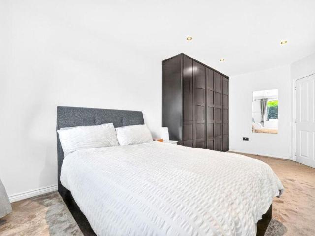 Flat for sale in Elstree and Borehamwood, Borehamwood