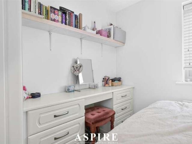 Flat for sale in Laindon, Essex