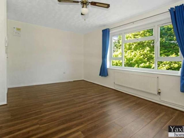 Flat for sale in Chipping Hill, Essex