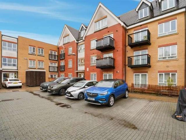 Flat for sale in London Borough of Ealing, Greater London