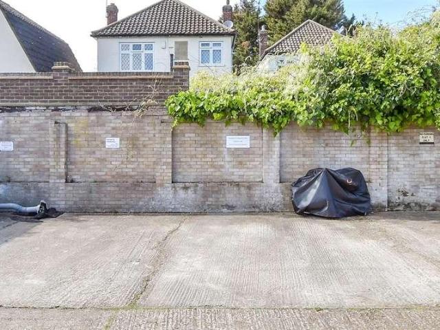 Flat for sale in Hornchurch, Greater London