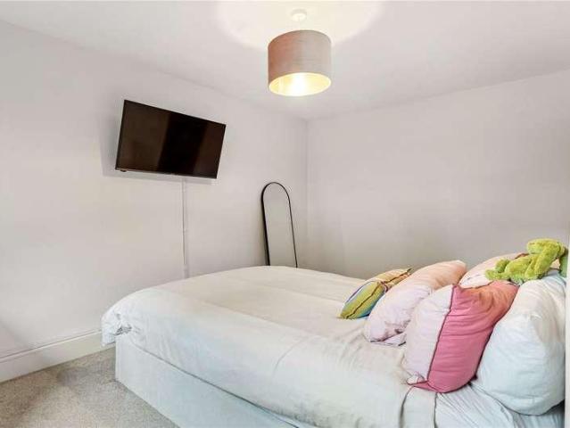 Flat for sale in Balham, Greater London