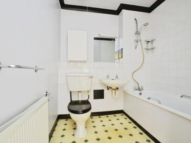 Flat for sale in Plaistow, Greater London