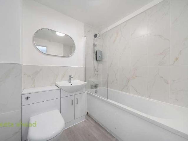 Flat for sale in London Borough of Croydon, South Norwood