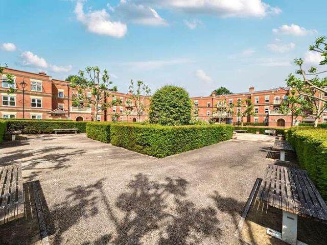 Flat for sale in Wormley, Fole