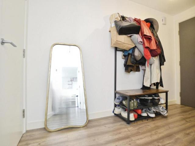 Flat for sale in E16, London
