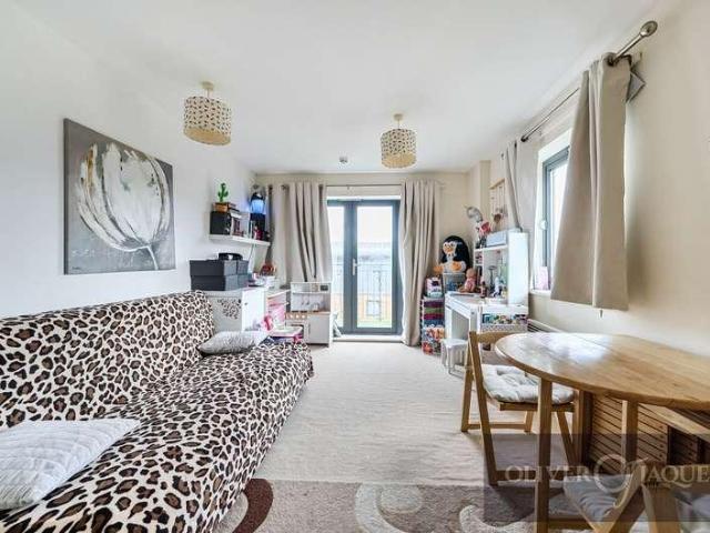 Flat for sale in Old Ford, Bow