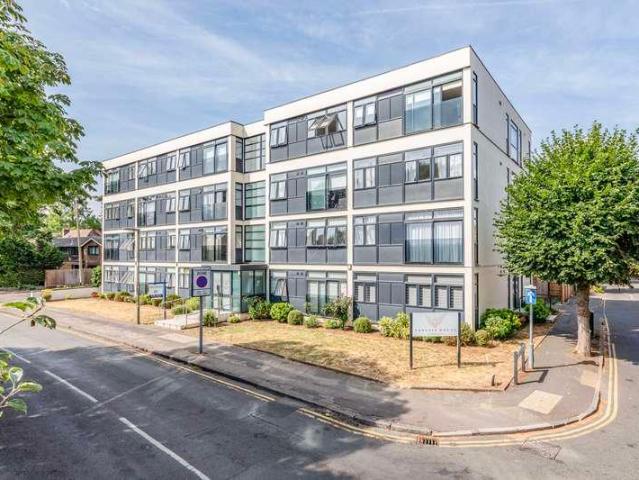 Flat for sale in Woking, Surrey