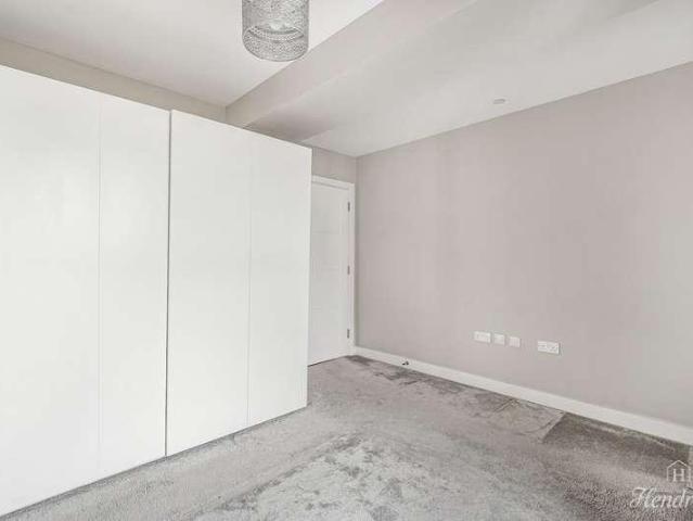 Flat for sale in Alton Barnes, Essex