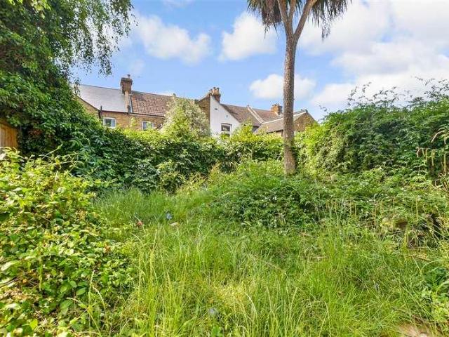 Flat for sale in Hunter's Forstal, Canterbury