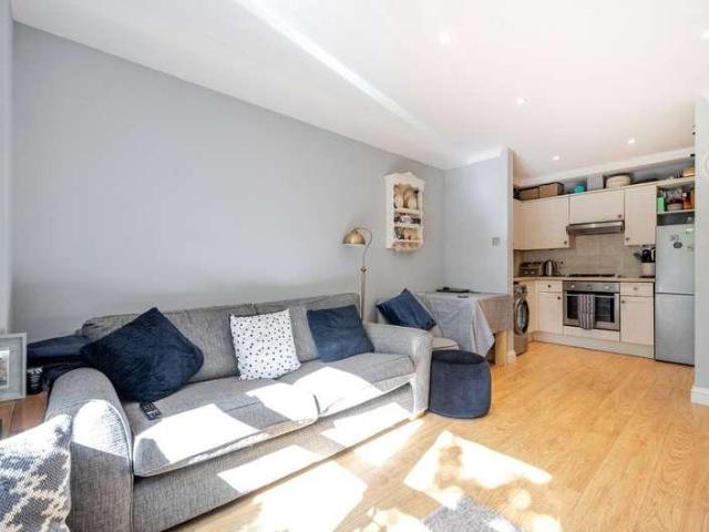 Flat for sale in Old Dean, Heol-las
