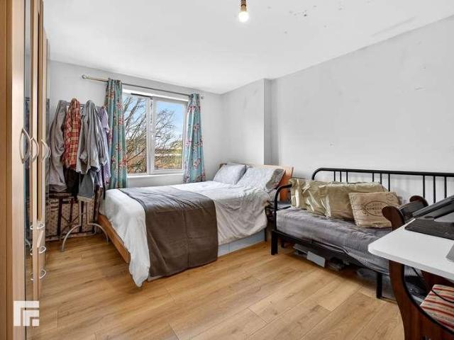 Flat for sale in Cardiff Bay, Falcon Lodge