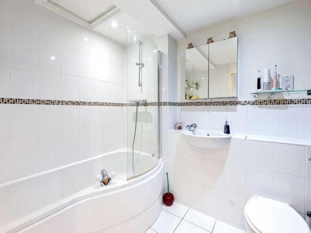 Flat for sale in Buckler's Park, Crowthorne
