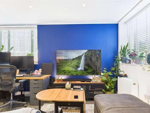 Flat for sale in Heol-las, Surrey