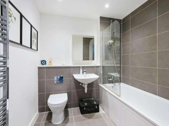 Flat for sale in Ewell, Surrey
