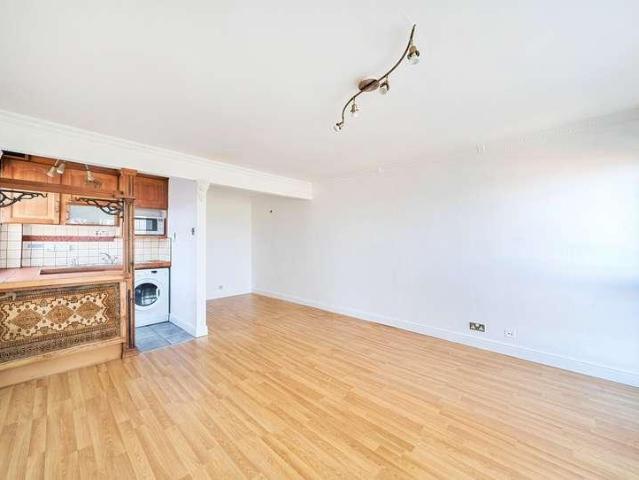 Flat for sale in Woodcote, Greater London