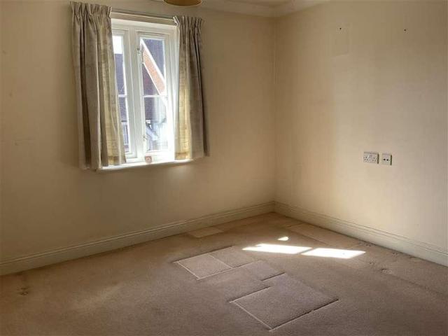 Flat for sale in Tedfold, Horsham