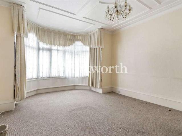 Flat for sale in Palmers Green, Greater London