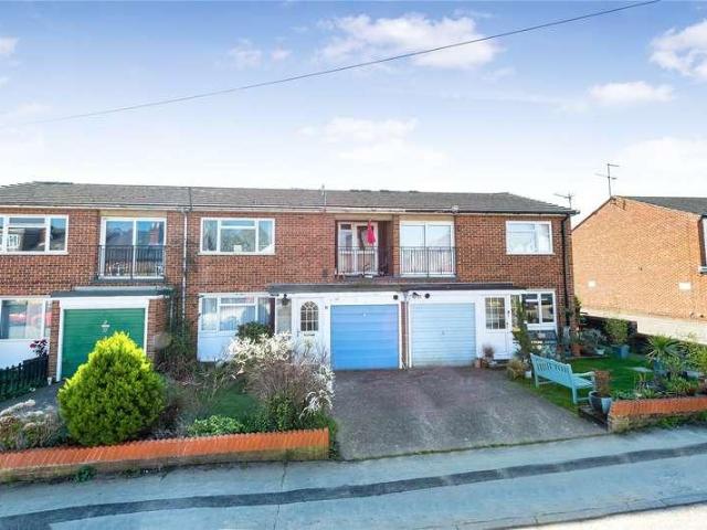 Flat for sale in Woking, Surrey