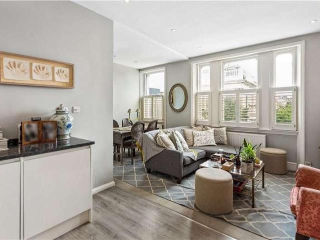 Flat for sale in Earl's Court, Greater London
