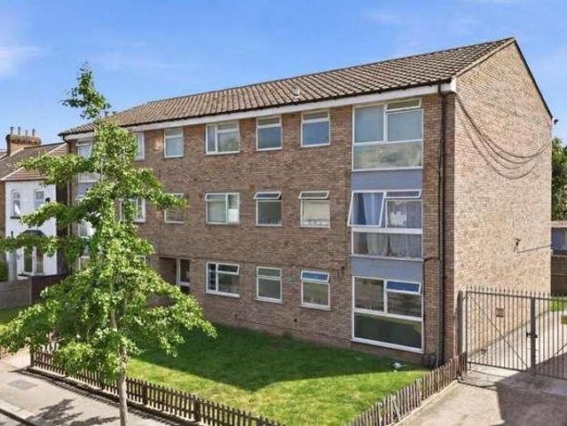 Flat for sale in Freezywater, Greater London