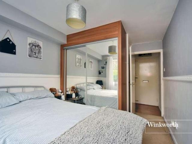 Flat for sale in Old Malden, Greater London